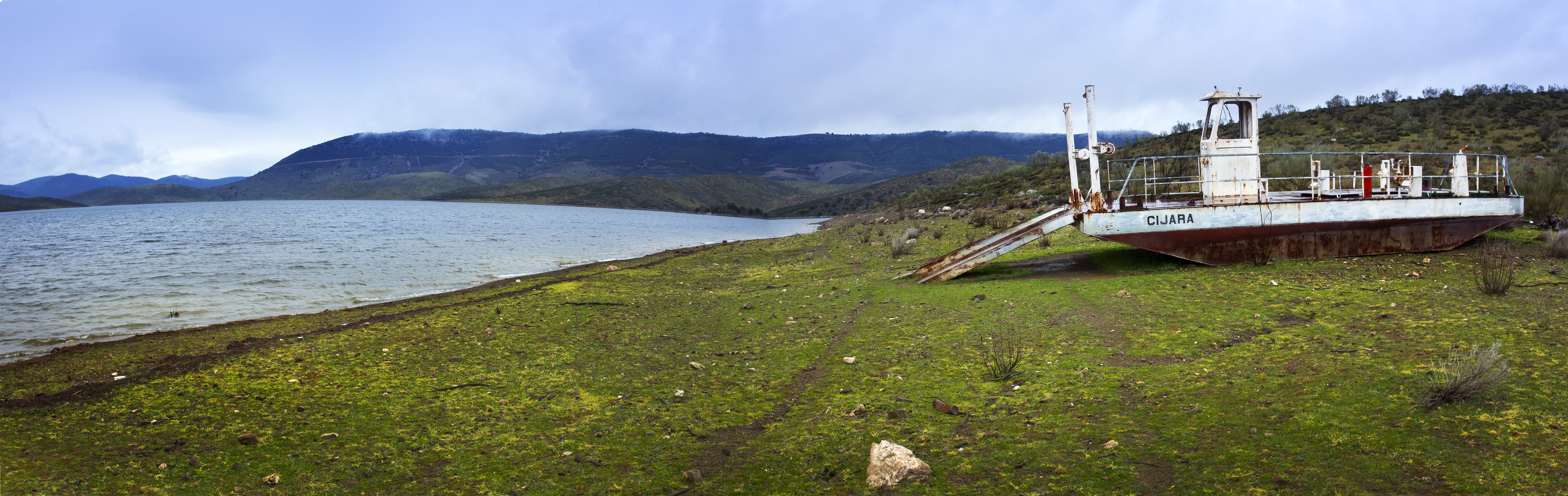 Barca en el embalse de Cíjara. 2011.