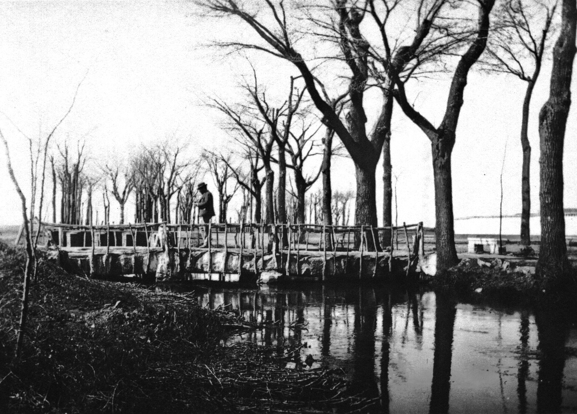 Puente sobre el río Azuer a su paso por Manzanares. 1896