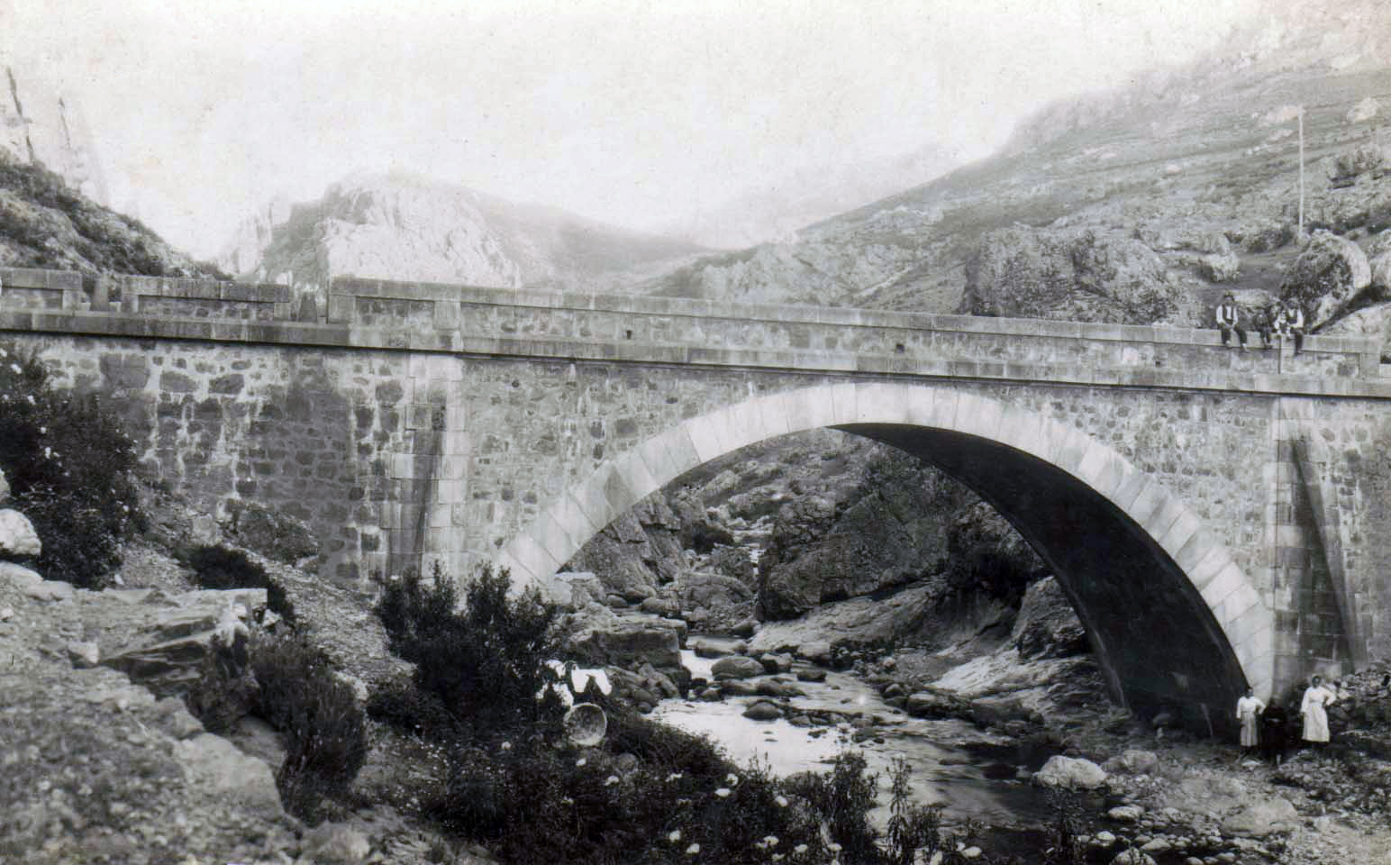 Puente viejo Cañamero. Ropa tendida. Años 30