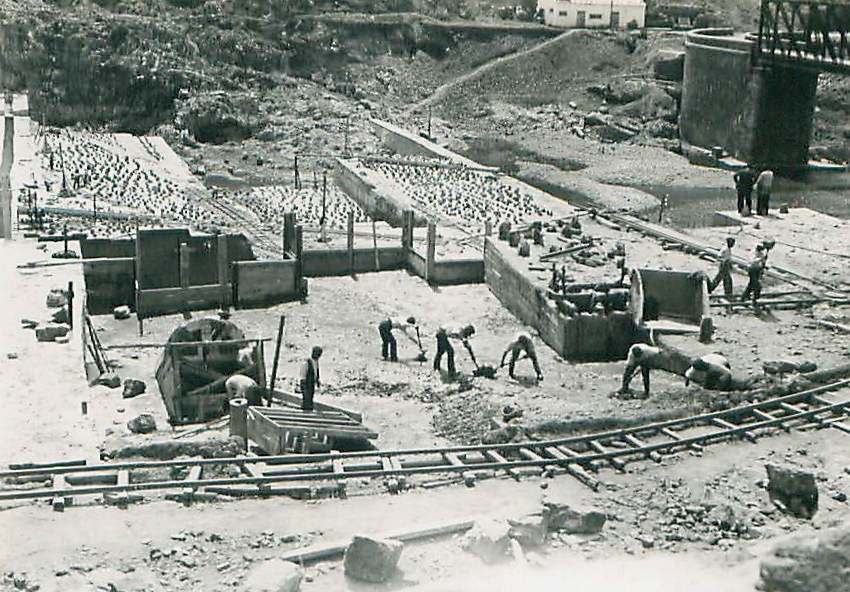 Trabajadores en la construcción de la presa Cijara. Años 48-52