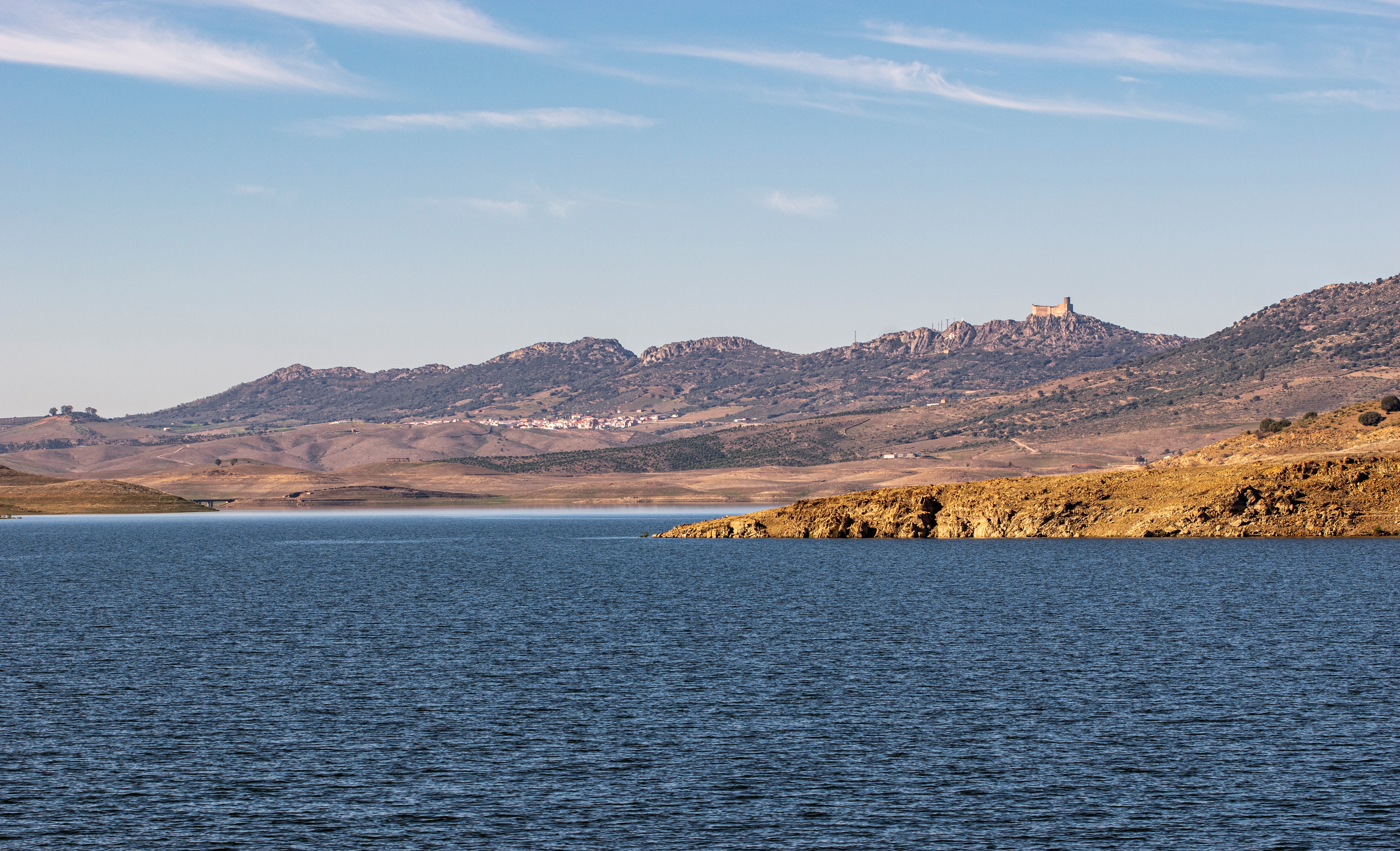 Castillo de Puebla de Alcocer desde el embalse La Serena. 2022