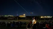 Sesión de ciclo de noches “Bajo las estrellas de Guadiana” celebrada en la playa de Alange