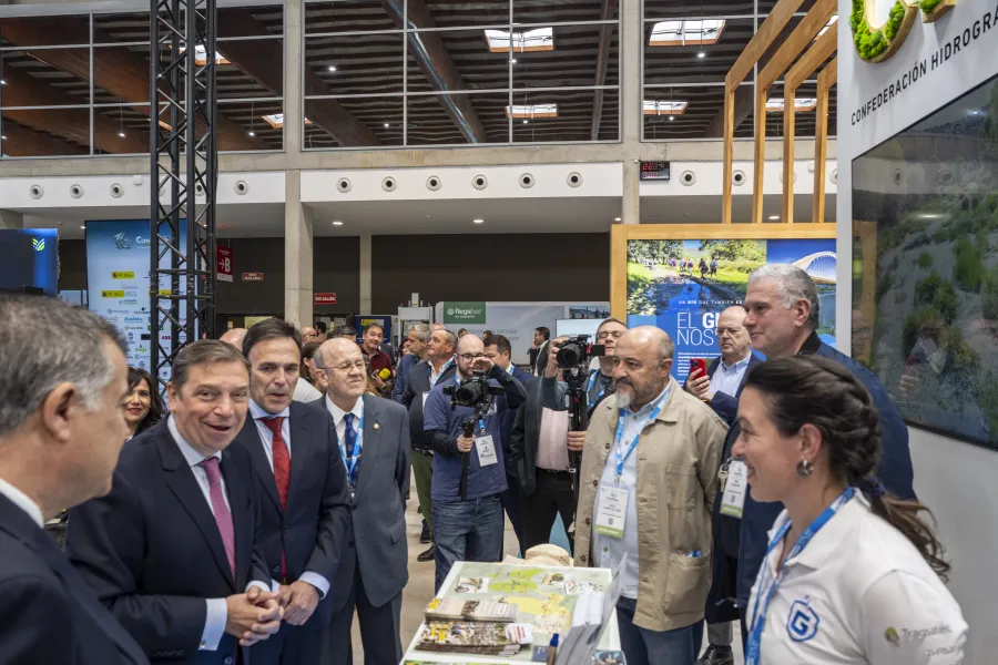 El ministro Luis Planas visita el estand de la CHG