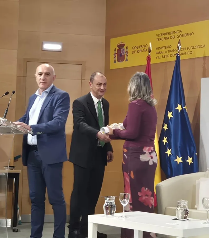Álvaro Paniagua recoge el reconocimiento a los trabajadores de las CCHH