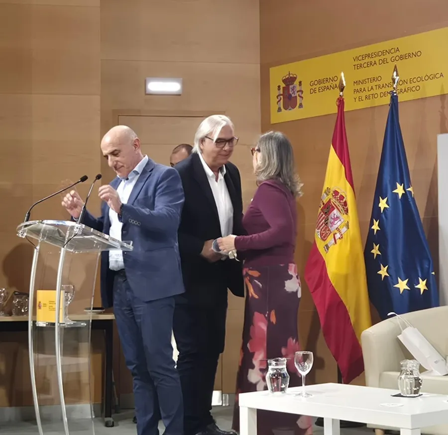 Carlos Rey recoge el reconocimiento a los trabajadores de las CCHH