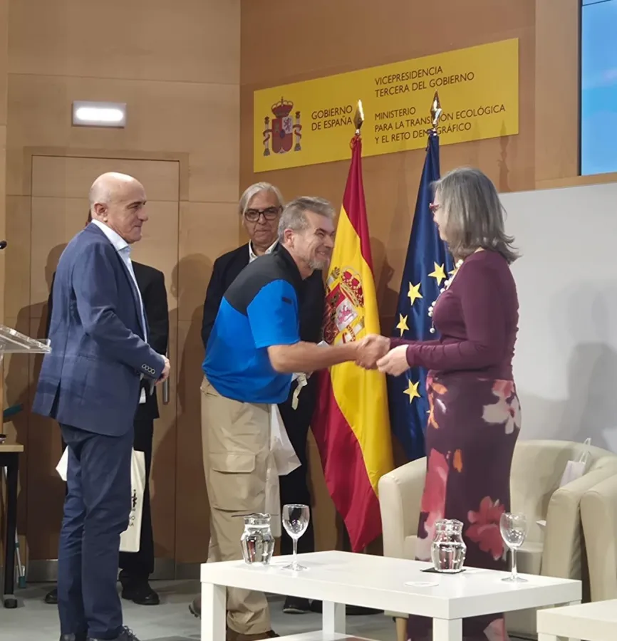 Luis Vera recoge el reconocimiento a los trabajadores de las CCHH