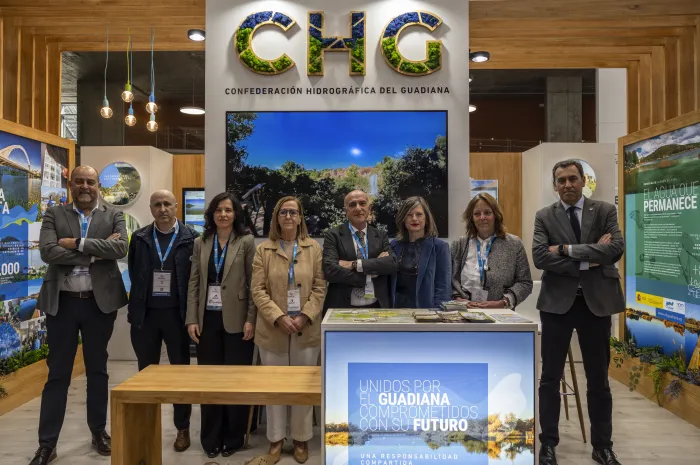 Representantes de diferentes Confederaciones Hidrográficas, junto con la directora general del Agua y el presidente de la CHG, en el estand del Organismo de cuenca