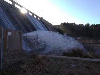 Presa de Peñarroya aliviando