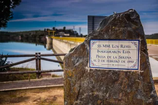 Placa inauguración presa Serena