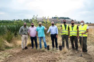 La Confederación Hidrográfica del Guadiana celebra el Día de la Cooperación Europea con la plantación de árboles en las márgenes del río