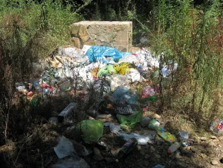 La Confederación Hidrográfica del Guadiana retira basuras en el río Gévora