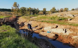 La CHG inicia los trabajos de recogida y traslado de las aguas contaminadas en el arroyo del Husero hasta una balsa de evaporación de aguas residuales