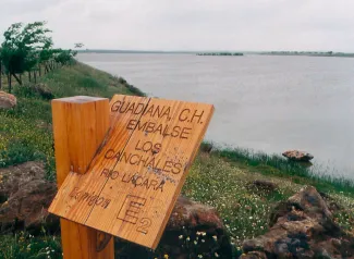 Los desembalses que se realizan en la presa de Los Canchales para garantizar el caudal ecológico del río Lácara están condicionados por las...