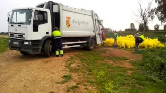 La Confederación Hidrográfica del Guadiana realiza trabajos de limpieza de residuos en el entorno del Puente de los Suspiros