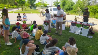 Alumnos del CEIP Guadiana de Badajoz asisten a un taller sobre especies invasoras del Guadiana