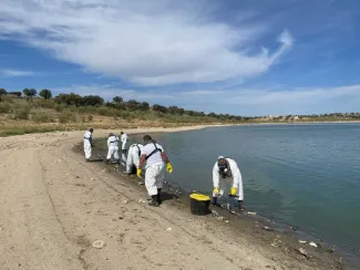 Operarios en el embalse de la Colada