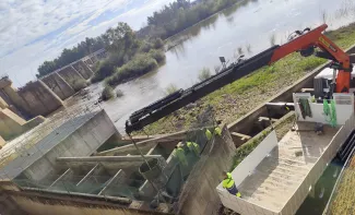 La Confederación Hidrográfica del Guadiana realiza distintos trabajos en la presa-azud de Montijo