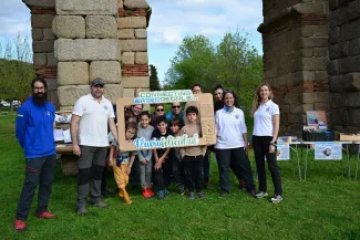Voluntarios ayudan en la recogida de Basuraleza en el río Albarregas