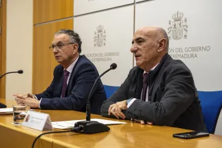 El presidente de la Confederación Hidrográfica del Guadiana, Samuel Moraleda, junto con el delegado del Gobierno en Extremadura, José Luis...