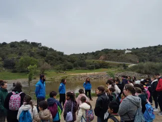 El alumnado del CPR Aderán III, hoy, en la RNF Rivera Grande de La Golondrina (Huelva).