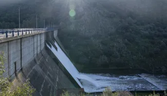 Imagen de archivo de la presa de Villar del Rey aliviando.