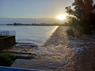 El azud de Badajoz, esta mañana.