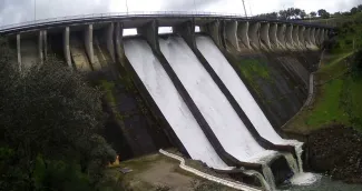 La presa de Tentudía, hoy, aliviando.