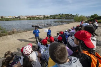Dos miembros del equipo de Educación Ambiental, con los alumnos del CEIP Arias Montano en el paseo fluvial de Badajoz.