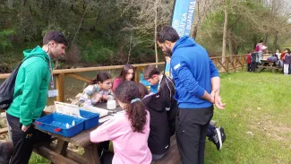 Estudiantes realizan uno de los talleres organizados por la CHG en la VI Bioconvivencia Escolar Reserva de la Biosfera de La Siberia