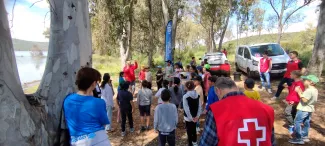 Escolares del CEIP Jorge Manrique, ayer, en la jornada organizada por la CHG en colaboración con Cruz Roja.