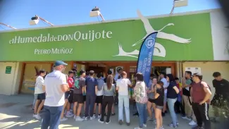 Los alumnos del IES Isabel Martínez Buendía, ayer, en el Centro de Interpretación de los Humedales de Pedro Muñoz.