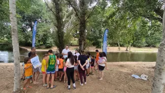Actividad llevada a cabo con jóvenes en las piscinas naturales de La Codosera.