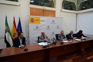 Rueda de prensa posterior a la reunión de la Comisión de Seguimiento del Protocolo para la erradicación del nenúfar mejicano en Badajoz.