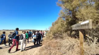 El alumnado del IES La Besana, camino del Observatorio de la Canastera.