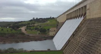 La presa de Sierra Brava, hoy, aliviando