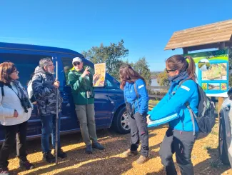 Un miembro de la Asociación Grus Extremadura ofrece explicaciones durante la ruta por la RNF del Gargáligas Alto
