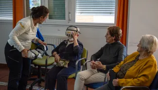 Usuarios de la residencia de mayores Puente Real de Badajoz participan en la actividad “Viaje virtual por el Guadiana”