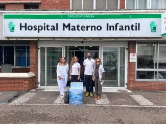 Integrantes del equipo de Educación Ambiental de la CHG, a las puertas del Hospital Materno Infantil de Badajoz