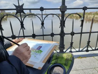 Uno de los participantes en la actividad "Dibujando el Guadiana" celebrada en el puente de Palmas de Badajoz