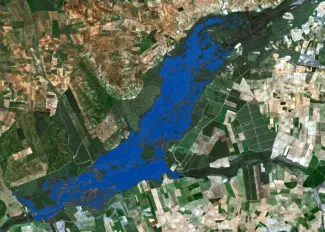 Imagen multiespectral en RGB obtenida de Sentinel 2 de Copernicus. Día 13 de marzo (último día sin nubes) con el contorno estimado de zona...