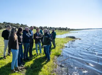 Asistentes a la repoblación piscícola llevada a cabo hoy en el embalse de Alcollarín