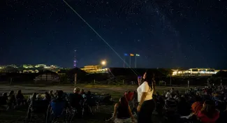 Sesión de ciclo de noches “Bajo las estrellas de Guadiana” celebrada en la playa de Alange