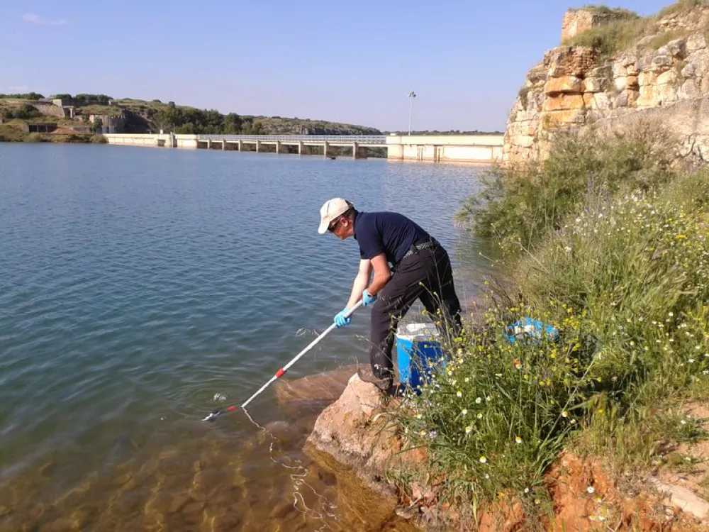 Toma de muestras aguas superficiales. Embalse de Peñarroya.